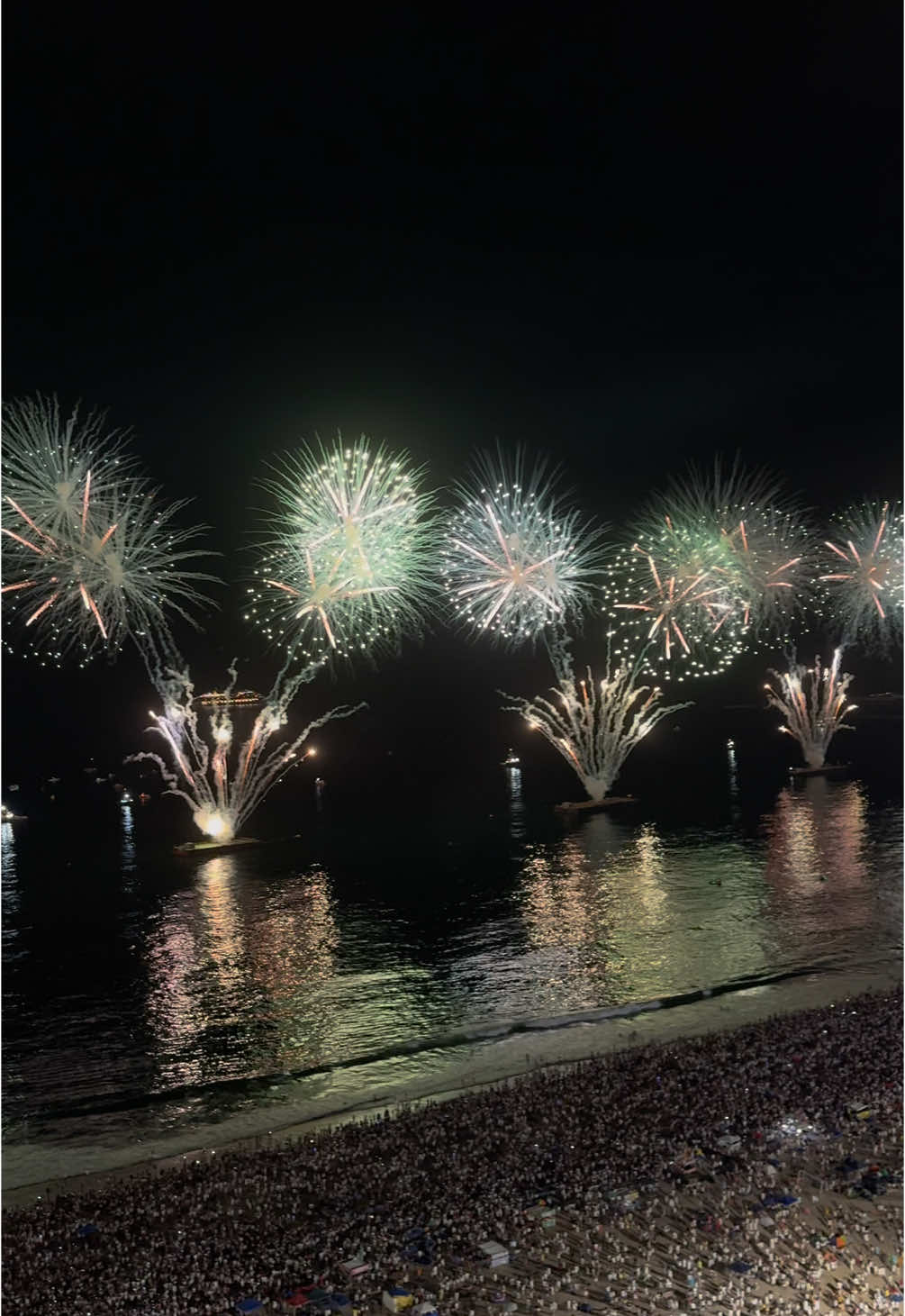 Out of this world 🇧🇷 #2025 #brazil #riodejaneiro #copacabana #fireworks 