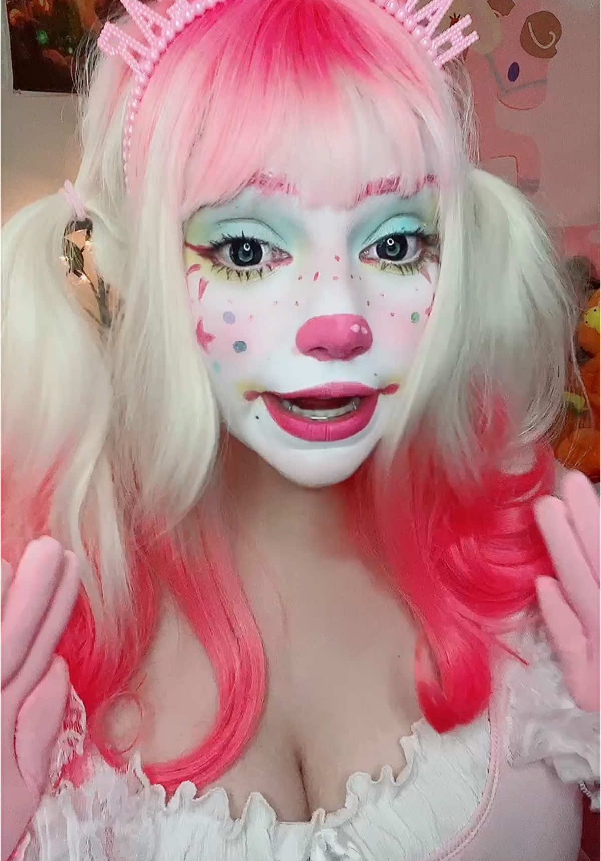 It’s a threat! Don’t pmo! #clown #clowngirl #clownmakeup 