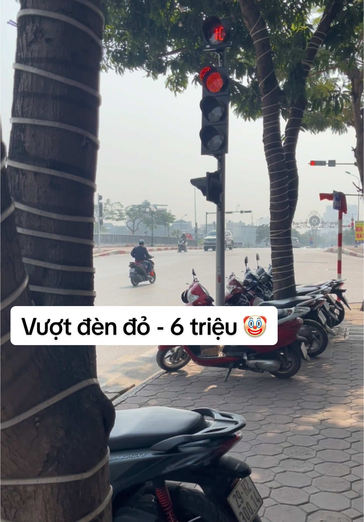 Thú vui mới. Đứng quay đèn đỏ 🤡 Anh em đã cập nhật giá mới chưa 😏 #vuotdendo #vuotdendo6trieu #xuhuong 