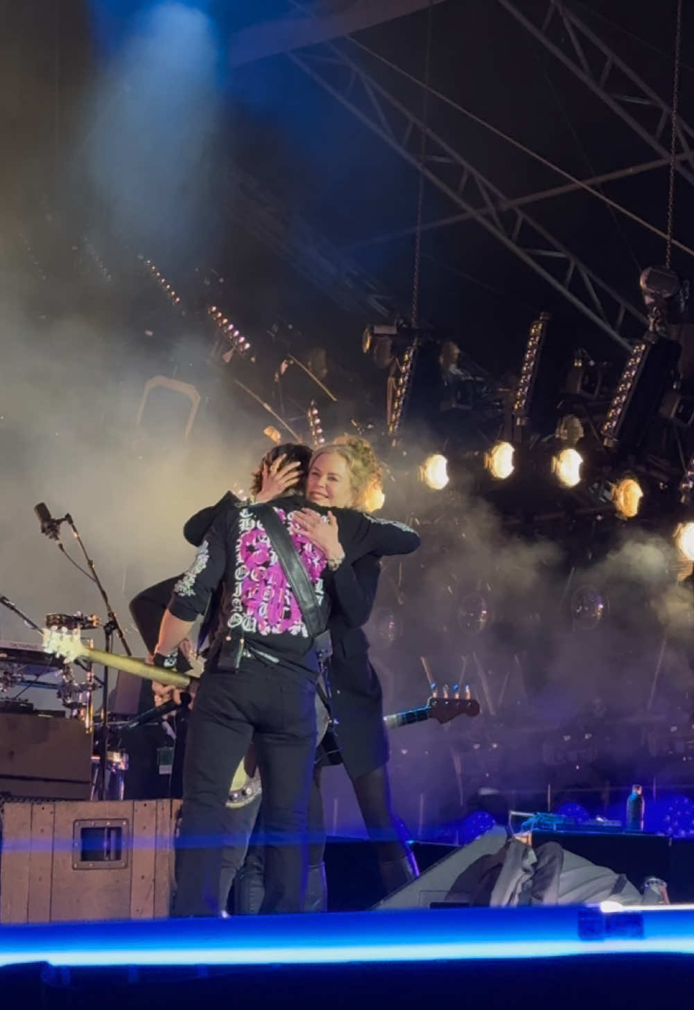 @Keith Urban gave a quick hug to wife Nicole Kidman on the #NashvilleNYE stage! 🤩 Only in Nashville, friends! ✨ #music #livemusic #nicolekidman #keithurban #fyp #explore #nashville #musiccity 