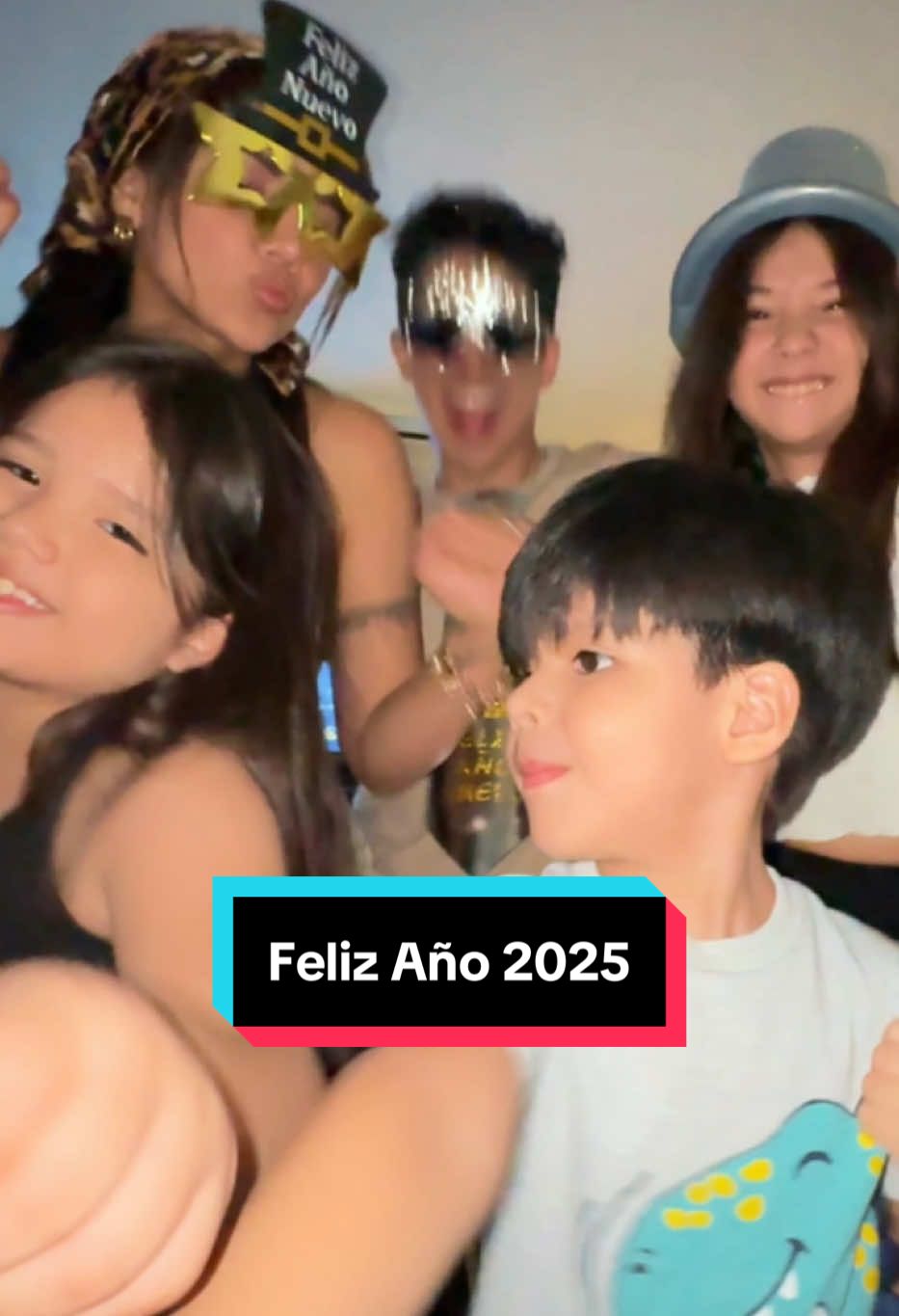 2024 te agradezco, te reconozco y te dejo ir  2025 te recibo con el corazón lleno de sueños y la voluntad de seguir avanzando con la certeza de que cada año es una oportunidad para crear la vida que deseo FELIZ AÑO AMADOS SEGUIDORES 🎉🎊🎉#2025 #añonuevo @GabyZegarra 