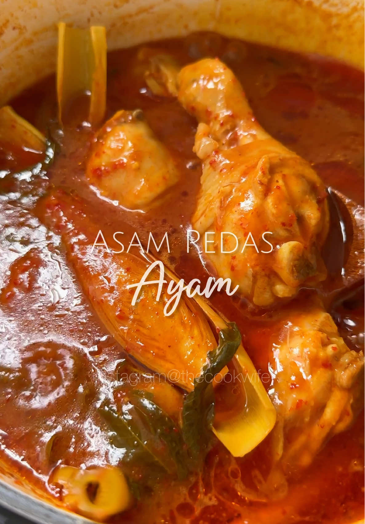 🌶️Asam Pedas Ayam🐓 (cara saya) . Menu wajib ulang setiap minggu. 🤗 🔹Bahan2🔹 🔅1/2 ekor Ayam 🔅15-20 tangkai Cili kering (nak pedas letak lebih) 🔅5-6 biji Bawang merah 🔅3-4 ulas Bawang putih 🔅1/2 inci Halia 🔅1/2 inci Kunyit hidup 🔅1 batang Serai (ketuk) 🔅1/2 sb Belacan 🔅Air asam jawa (ikut selera korang) 🔅Air 🔅Daun Kesum 🔅Bunga kantan 🔅Garam 🔅Mushroom seasoning **Nak tumis minyak kena lebih baru sedap tumisan tu nanti..siap masak buang la lebihan minyak tu** #fyp #fypシ #fypシ゚viral #reseptiktok #resepisimple #resepimudah #resepi #masakanrumahan #asampedas 