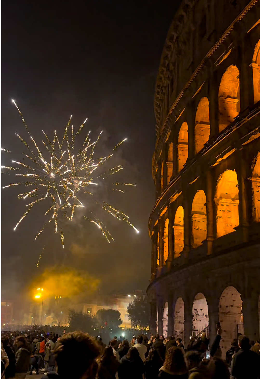 Happy New Year 2025 ✨🥂❤️ 📍Colosseo #roma #colosseo #2025 #fireworks #happynewyear #happynew2025 #buon2025 #newyear #rome #italy #colosseum #capodanno2024 #viral #italytiktok #italy🇮🇹 