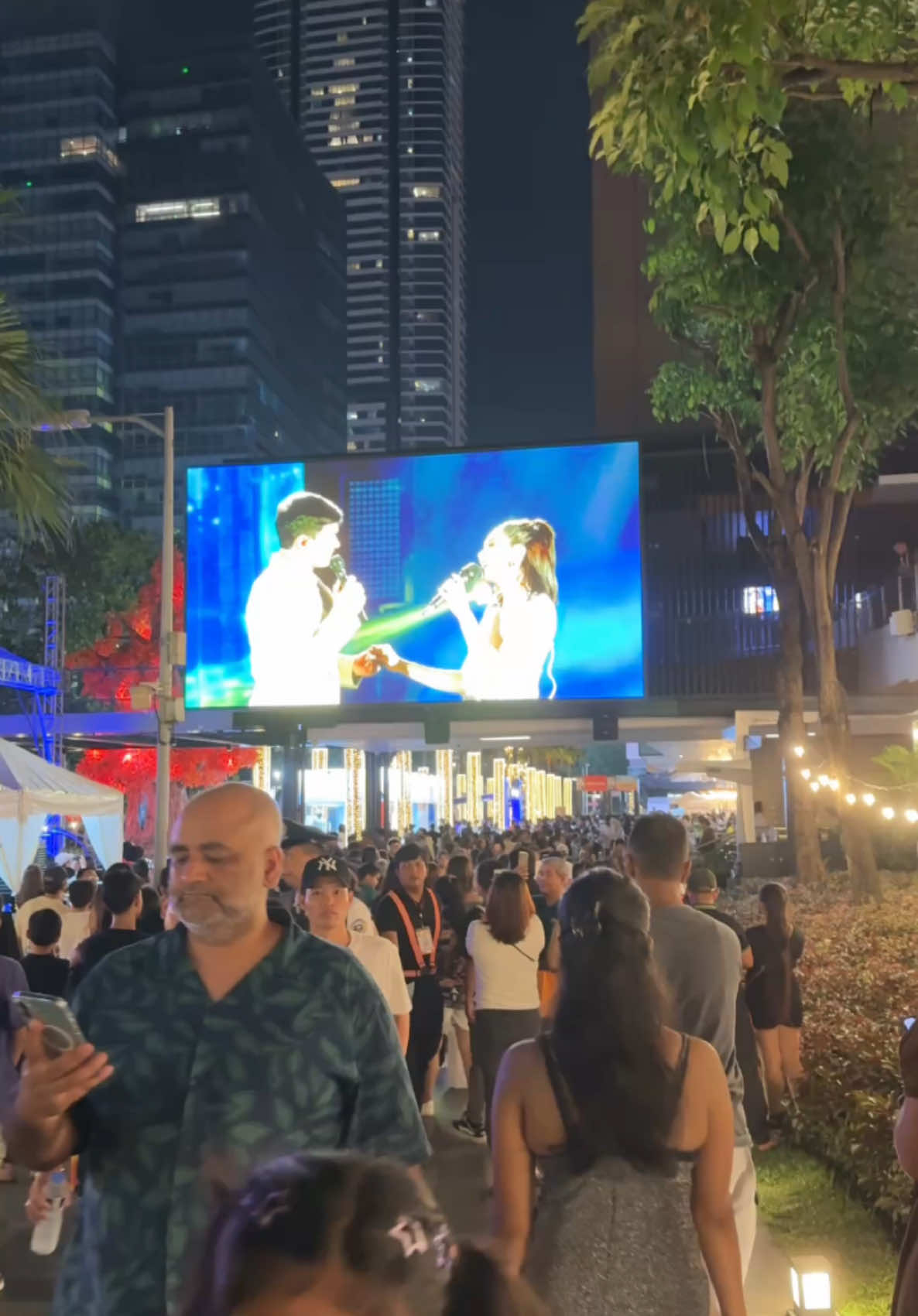 Grabe Ang daming tao umattend sa new year Countdown sa Bgc at ang Ganda ng fireworks display 🇵🇭❤️ welcoming year 2025 and fireworks display 🎇🎆🇵🇭❤️ #bgcnewyearcountdown2025 #bgc #philippines 