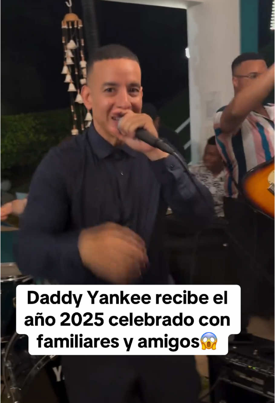 Impresionante daddy yankee recibe el año 2025 cantándole al señor junto a familiares y amigos  seguimos bailando en la lluvia [via @daddyyankee] #daddyyankee