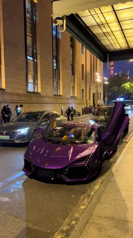 Người phụ nữ giàu có ở Thượng Hải bước xuống từ Lambo trước cổng nhà hàng ….. #lamborghinirevuelto #peacehotel 
