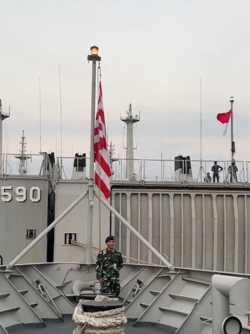 Bendera Lencana Perang Angkatan Laut Indonesia.  #tniindonesia🇮🇩 #tni #tnial #upacarabendera #indonesia🇮🇩 #jalesvevajayamahe #fyp #angkatanlaut #masukberanda 