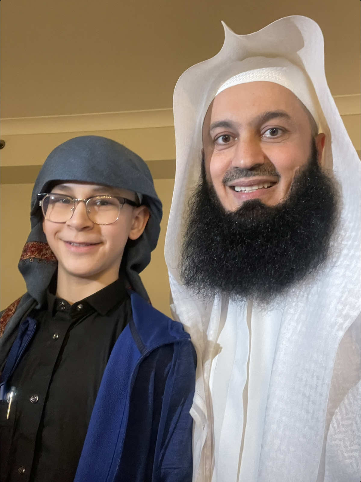 I wish this meeting lasted longer 😢 A lot of unforgettable hugs 🫂 😃 and memories was created today 😊 May Allah bless the Sheikh who has positively impacted millions around the world with compassion, love, and dedication to our faith. May Allah love him, forgive his shortcomings, and grant him entry into Jannatul Al-Firdaws. Ameen. A heartfelt thanks to @class.a.events for being the means to such a beautiful gathering. 🤍 #MuftiMenk #MuftiMenkReminders #2025