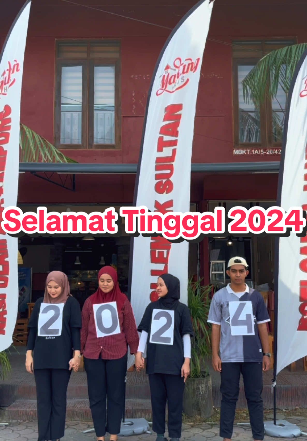 Selamat tinggal 2024. Semoga tahun baru ini, kita diberikan kesihatan, kebahagiaan, diluaskan rezekinya dan dilancarkan segala urusannya serta dikabulkan segala doa dan harapan amin.  Selamat Datang 2025. Terima kasih kepada semua yg selalu support kami di Makang Haus! 🤍  . . . #makanghaus  #nasilemaksultan  #nasilemakpulaukambing  #makanterengganu  #nasilemaksedap  #nasilemakterengganu  #nasilemakmurah  #roticanaisarangburung 