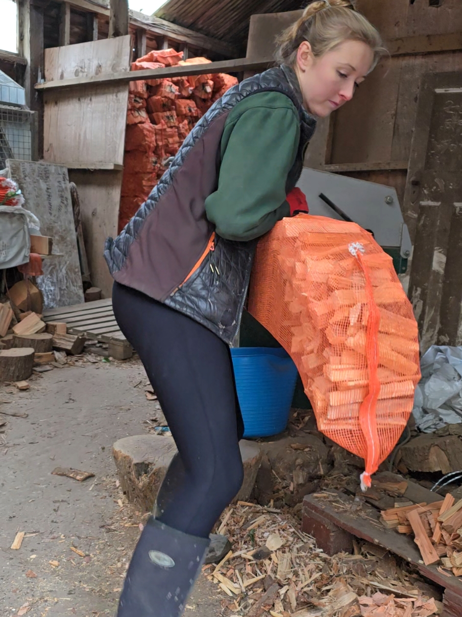 Kindling making on the kindlet  Kindling wood machine ~ @Fuelwood  Bodywarmer ~ @Scruffs Workwear   Leggings ~ @Ellsbelles  Wellies ~ @Grubs Boot’s from @GO Outdoors  #kindling #kindlingcracker #kindlingmachine #kindlingsplitter #firewood #firewoodprocessor #firewoodprocessing #lumberjack #lumberjill 