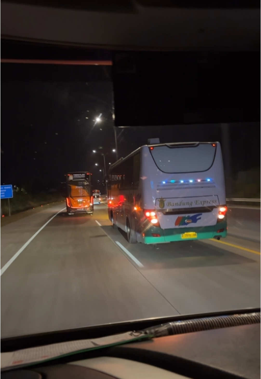 Senyaman apapun kursi bus tetep aja duduk di kursi cd samping pak supir😭 #fyp #fypシ #fypシ゚viral #reels #gunungharta #27trans #transjawa 