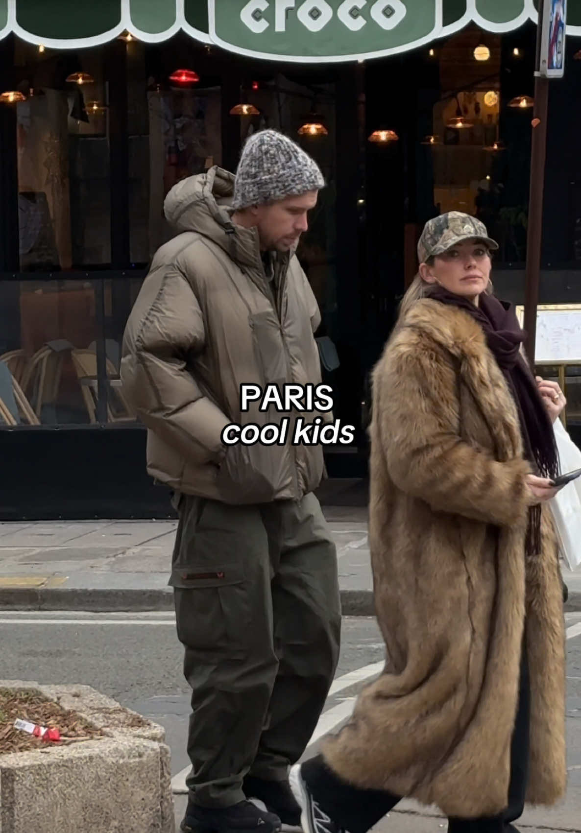 On commence l’année avec l’inspo des outfits des cool kids parisiens!  #OOTD #outfitinspo #outfitoftheday #StreetStyle #streetwear #fashioninspo #styleinspo #coolkids #parisoutfits #parisien 