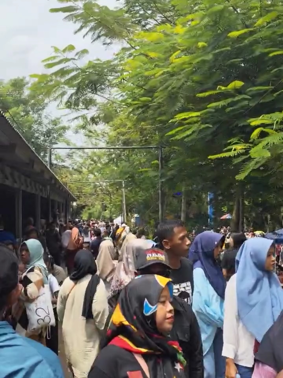 Keramaian Pengunjung Dalam Rangka Liburan Tahun Baru dari Taman Anggur Subang yang berada di daerah Pagaden Barat. Area Wisata Penuh Sesak Sehingga Mengakibatkan Kemacetan. Rabu (01/01/25).  _________ 🎥 Istimewa #exploresubang 