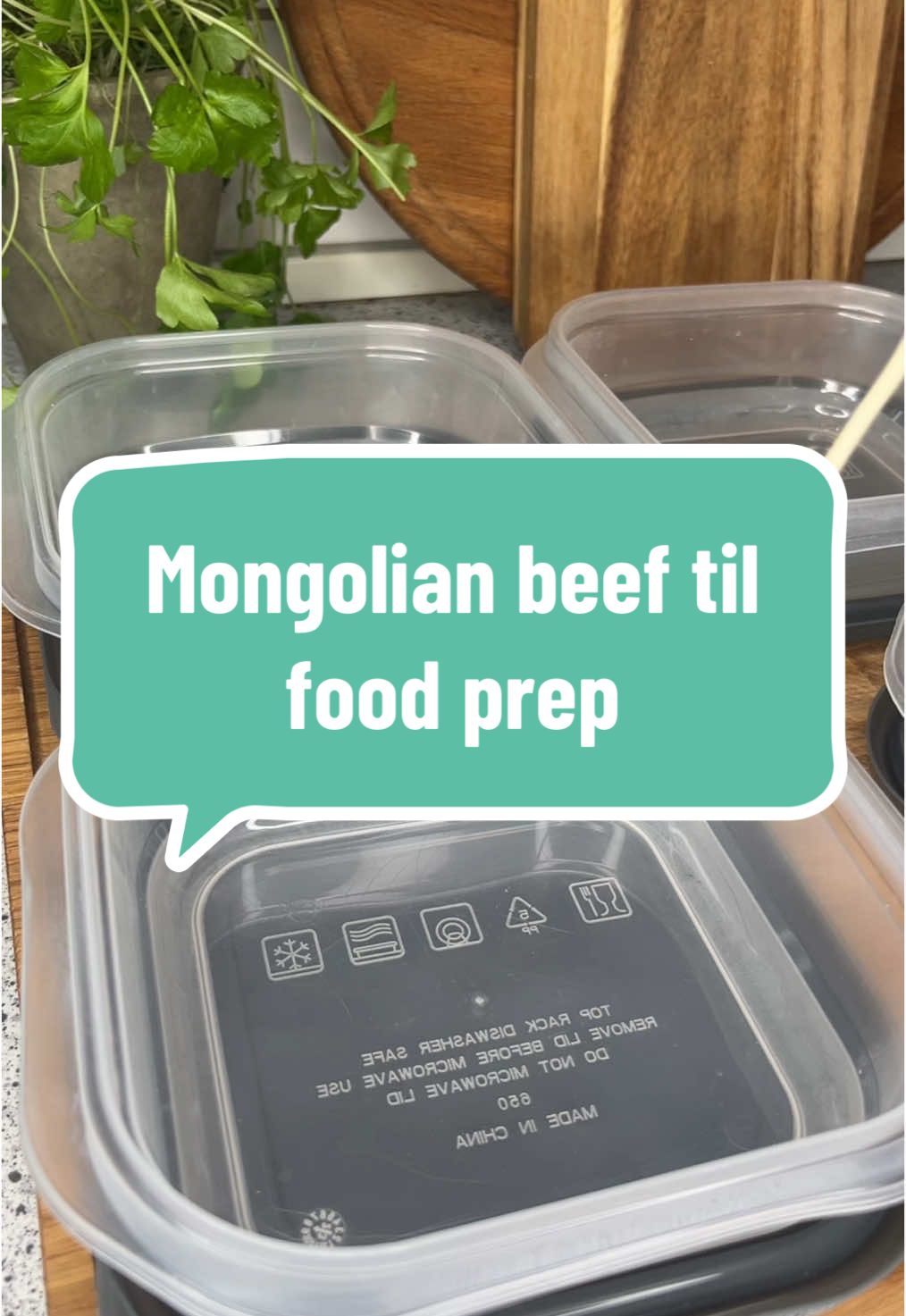 Så er det den 1 januar og vi skal igang med at food preppe igen😊 At food preppe gør bare min hverdag meget nemmere, det gør også at jeg holder mig mæt i længer tid, da jeg får mine proteiner, kulhydrater og grøntsager, men det gør også at jeg ikke propper mig med alle mulig unødvendig ting i løbet af dagen Opskriften er til 4-5 personer til aftensmaden  eller 5-6 portioner til food prep Mongolian beef: 500 g god italiensk spaghetti, nudler og ris kan også bruges 1 kg oksekød med lav fedt procent 2 peberfrugter skåret i små tern 3 fed hvidløg revet eller fint hakket 2 løg fint hakket 4 stilke forårsløg  skåret i tynde strimler  1-2 friske chili skåret i tynde strimler Hvis i har frisk ingefær så er det også lækkert at tage i Opskrift på marinaden: 2 dl alm soya sovs 1 dl sød soya sovs 1 spsk sesam olie 1 spsk fiskesovs 1 dl sød chili sovs 1 spsk sukker 2 spsk majsmel Hvis i syntes der mangler lidt mere sovs så tilføjer i bare lidt mere af de forskellig ting Start med at snitte og hakke grøntsagerne og lav marinaden Kog spaghettien efter anvisningen på pakken Svits oksekødet af på en rigtig varm pande med olie til væsken er fordampet og kødet har fået lidt stegeskorpe Tilsæt så salt, peber, hvidløg, løg og svits det af sammen med kødet på middel varme i et par min, derefter tilsætter du så marinaden peberfrugterne, chili, forårsløg og røre det godt sammen med kødet og varmer det igennem i et par min Servere retten til aftensmad eller anret dem i små plastik bøtter toppet med lidt ristet sesam på toppen Stil dem på køl og varm retten op i mikroovnen i ca 4 min inden servering, retten smager rigtig dejlig med min hjemmelavet chili olie som i finder på min profil Retterne kan sagtens holde sig i køleskabet i 5-6 dage I skal bare sørge for at maden bliver varmet op til de 75 grader og det gør den efter 4 min i mikroovnen Velbekomme❤️ #foodprep #sundmad #mongolianbeef #helthyfood #opskrifter #aftensmad #nemmad #godtnytår 