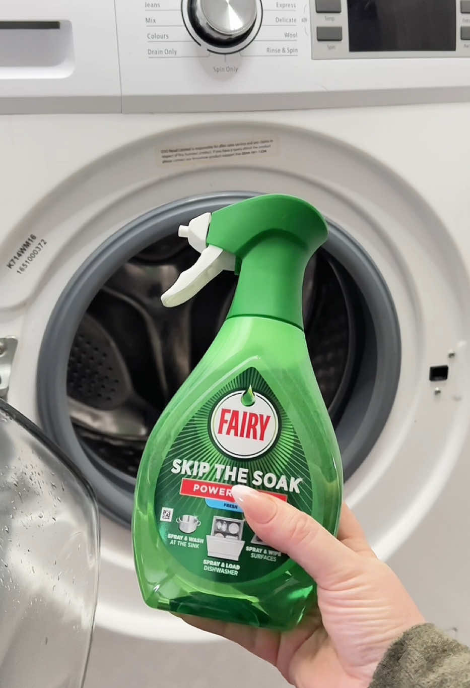 Time for a monthly washing machine deep clean 🧺🫧✨ Have you tried the new Fairy Power spray yet? 🧼🫧 #cleaning #washingmachineclean  #asmr #asmrcleaning #organisation#cleaningmotivation #momlife #satifyingcleaning #deepclean 