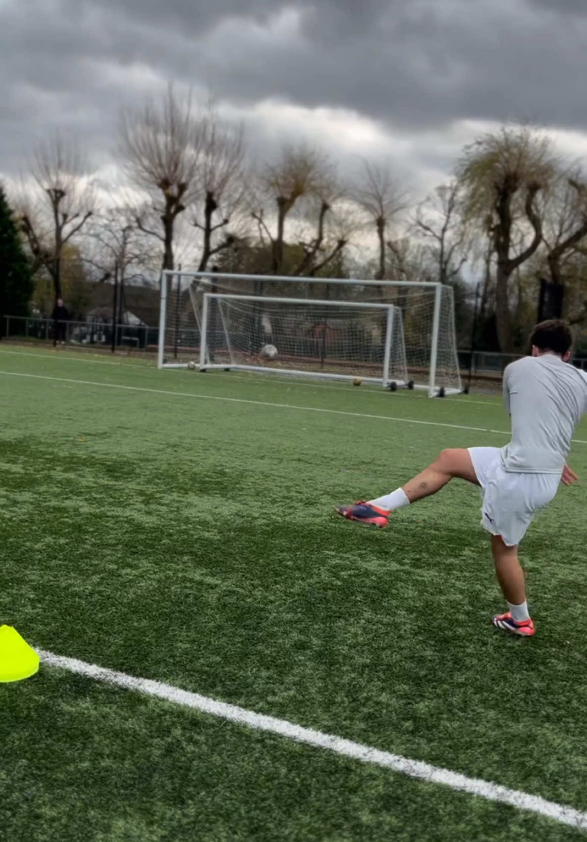 Spot the difference 🎯  #shooting #football #mancity #PremierLeague #training #asmr #soccerskills #personaltrainer 