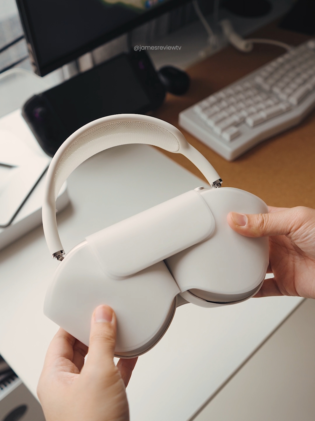 So, I finally took the plunge and got the @apple AirPods Max 2024 - Type-C version in Starlight before the year ends. I have to say, this is easily one of my favorite purchases of the year! Despite its weight, the comfort is unmatched. The mesh cushion on top makes it feel like you’re wearing nothing, even after hours of use. I even wore it for 12 straight hours during work, and it still had plenty of battery left! Whether for commuting or daily walks, it feels surprisingly light. The sound quality is exceptional, but my absolute favorite feature is the transparency mode—it’s on another level! It feels like you’re not even wearing headphones. You can clearly hear your voice, surroundings, and still enjoy your music. The ANC is equally impressive, blocking out all external noise like a pro. Yes, it’s pricey, but this has been an incredible investment for me. Just a heads-up: make sure to get AppleCare for extra peace of mind! What’s your go-to pair of headphones or earbuds? Let me know in the comments! #apple #airpodsmax2024 #airpodsmax #appleheadphones #typecheadphones #starlight #airpodsmaxreview #wirelessheadphones #headphonelife #applefans #appletech #transparencymode #noisecancellingheadphones #musicislife #audiophile #techlover #techreview #bestheadphones #appleaccessories #techgear #headphonereview #techlifestyle #audiogear #wirelessaudio #techcommunity #techtalk 