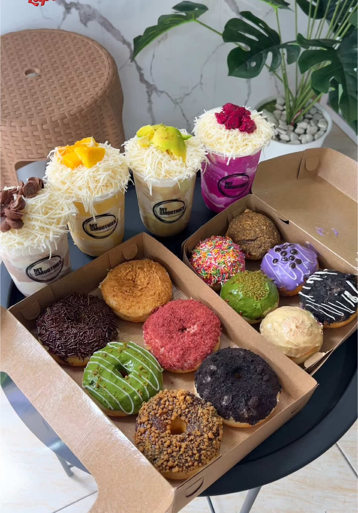 DONUTS SUSU DAN BOMBOLONI  MENU BARU SMOOTHIES BUAH !!! Bakal jadi store donuts favoritnya om ni harga per pcs nya mulai 3500 kalau misal beli banyak lebih murah. Banyak varian topping yang bisa di pilih  Trus menu barunya smoothies buah seger! Harganya 13 K  DADI KEPRIWE GAS YUH🛵…  #kebumenbikinlaper #kulinerkebumen #kebumen #mampirkebumen #kuliner 