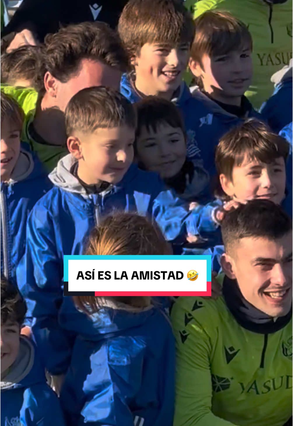 La broma de amigos de Odriozola a Barrene 🤣 #sportsontiktok #tiktokfootball #tiktokfootballacademy #realsociedad #deportesentiktok #futbol #football 