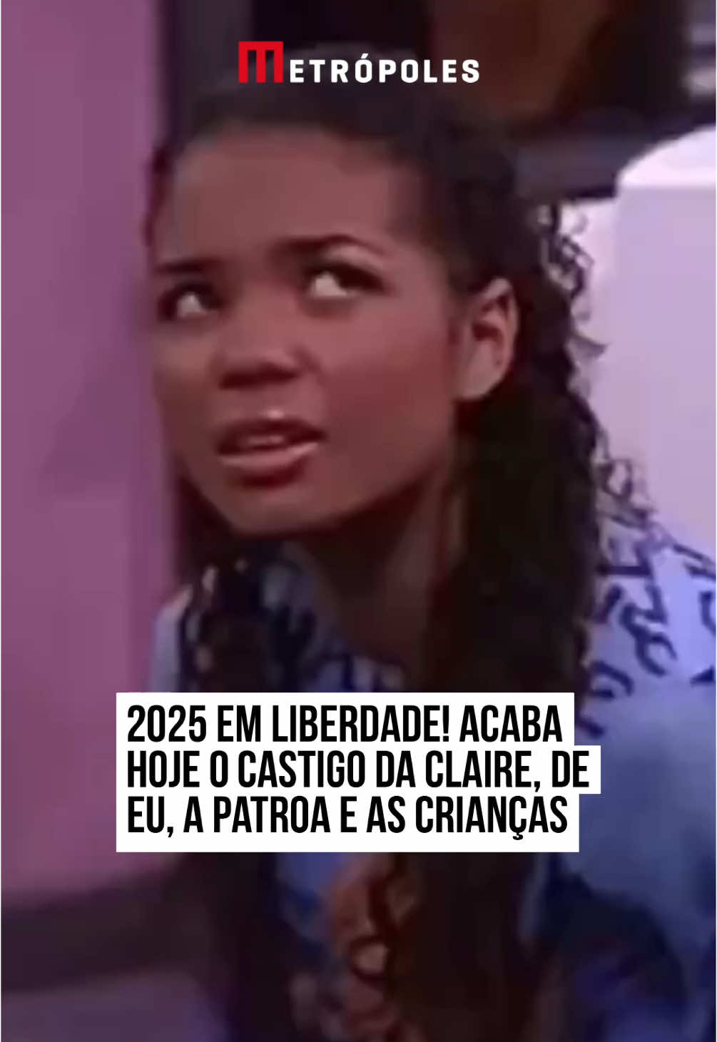 Claire está livre! Após 23 anos de castigo imposto pelo pai, a personagem #Claire, do famoso seriado norte-americano #EuaPatroaeasCrianças está com todos os motivos do mundo para comemorar. O episódio que a adolescente recebeu a punição foi exibido pela primeira vez em 28 de novembro de 2021, e o pai da jovem, #MichaelKyle, interpretado pelo humorista #DamonWayans, ordenou que a filha ficaria de castigo até o dia 1º de janeiro de 2025. O trecho do episódio em questão viralizou na web nos últimos meses de 2024. Os fãs da série relembraram que a garota tem vivido as últimas duas décadas sob o regime controverso do pai. Claire recebeu a punição após tentar sair escondida para um encontro romântico, mas foi pega pelo progenitor. Quem assistiu a atração, sabe que Michael não deixaria a filha ficar ilesa após a fugidinha e tratou de aplicar o devido corretivo. #EntretêNews