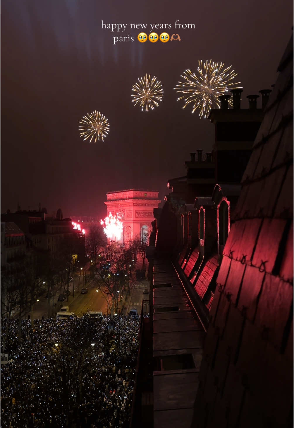 genuienly cried this was so beautiful 😭 my apartment view like wHATTT😩😩😩😩😩😩 #paris #champselysees #fireworks #newyears #nye #arcane #paris2025 