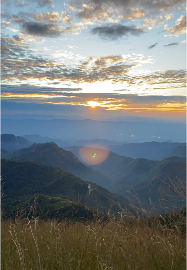 วิวเเบบนี้เห็นกี่ทีก็หลงรัก 🤍⛰️ #มุลาอิ #มุลาอิขุนเขาแห่งศรัทธา #ตัวเล็กเเบกเป้⛰️ #เดินป่า #fyp 