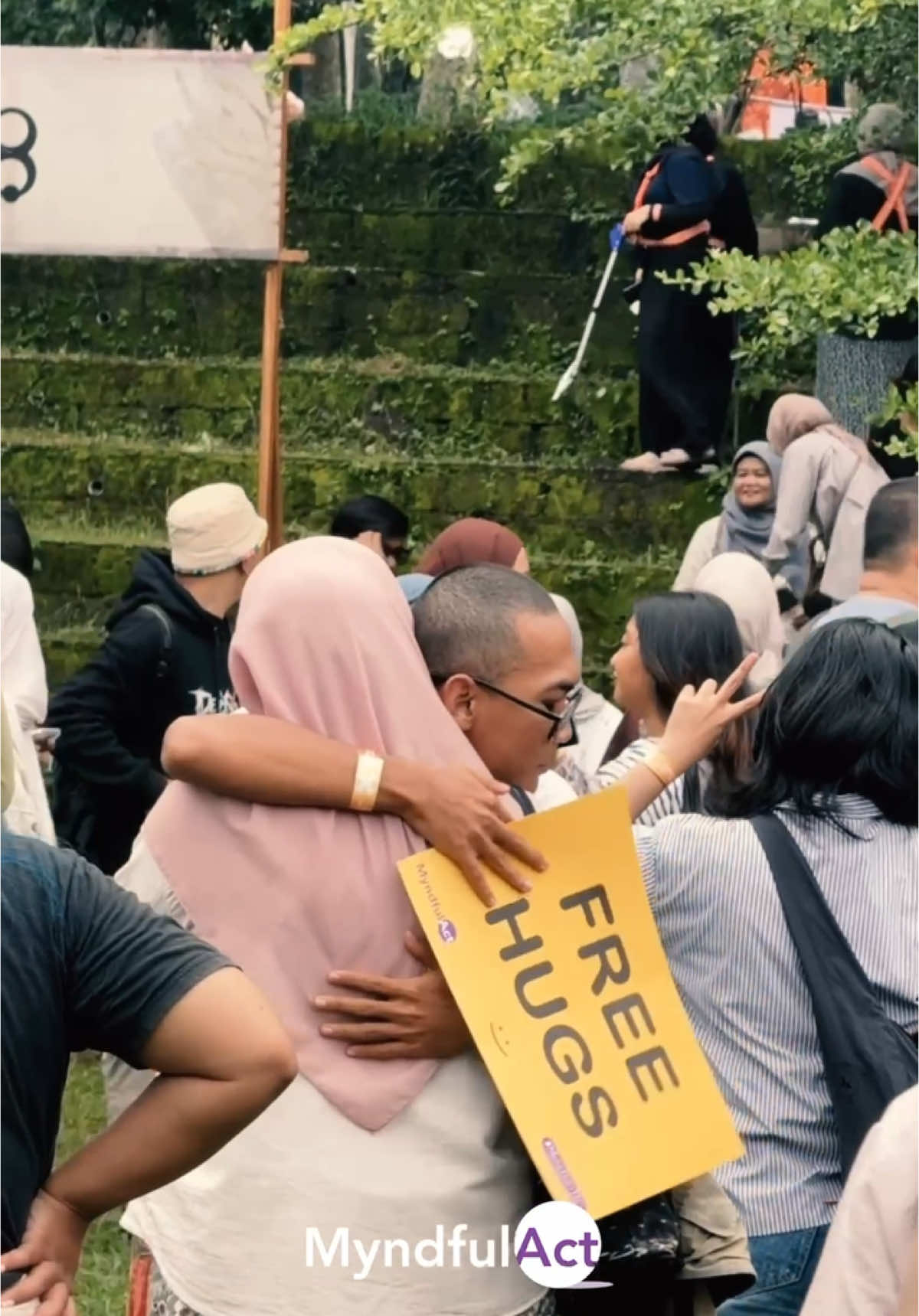 Beberapa cuplikan kegiatan FREE HUGS dari Teman MyndfulAct yang berlangsung dalam Konser @urup2025 @kuntoajiw. Pelukan-pelukan hangat dan penuh ketulusan dari mereka yang mungkin sebelumnya tidak saling mengenal namun berusaha saling menguatkan untuk menapaki 2025. Sebab faktanya, pelukan ternyata tidak hanya sebuah aktivitas mesra semata, melainkan hal yang bisa membangkitkan elemen kebahagiaan di dalam diri sehingga memacu diri untuk terbangun kembali di hari ini dan hari-hari berikutnya di 2025. #2025TumbuhBersama #FreeHugs #MulaiDariDiriSeries #MyndfulAct #konserurup #kuntoaji #freehug #Urup2025 #KonserUrup2025 #KonserUrupKuntoAji 