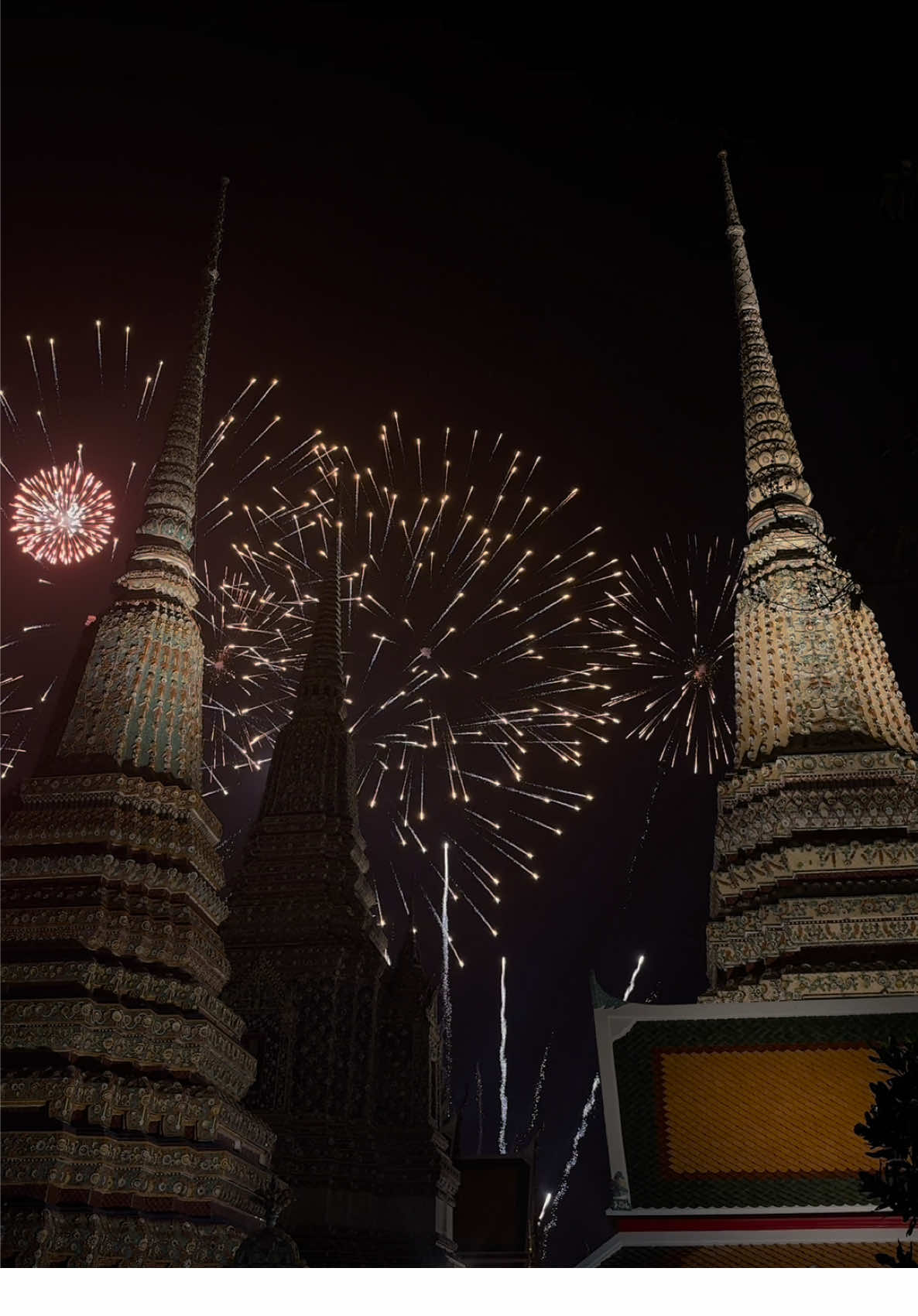 สวดมนต์ข้ามปี วัดพระเชตุพนวิมลมังคลาราม (วัดโพธิ์) เพื่อเสริมสิริมงคลและต้อนรับปีใหม่ และรอชมพลุเวลาเที่ยงคืน สวยมากๆเลยครับ 😍 #สวัสดีปีใหม่ #2568  #watpho #bangkok #thailand 