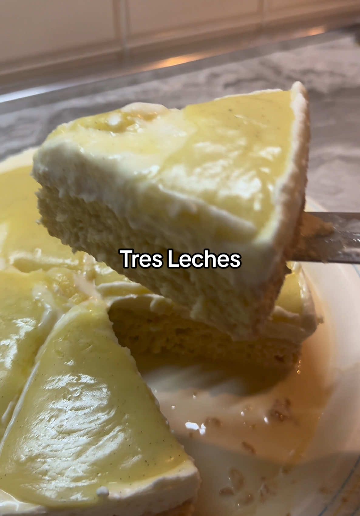 Tres Leches, buona e semplice😋🥛 Ingredienti:  Per il pan di Spagna: 3 uova 80 g di zucchero 90 g di farina Vaniglia Monta le uova con lo zucchero e la vaniglia fino a quando il composto diventa chiaro e triplica di volume. Aggiungi la farina setacciata. Versa il composto in uno stampo da 20 cm. Cuoci a 180° per circa 15 minuti. Per inzuppare il pan di Spagna: 1 lattina di latte condensato non zuccherato 200 ml di panna 200 ml di latte Mescola tutti gli ingredienti e versa sul pan di Spagna appena sfornato. Per la crema: 250 g di mascarpone 300 g di panna da montare fredda 60 g di zucchero Monta tutto insieme fino a ottenere una crema soffice. Spalma la crema sul pan di spagna. Metti in frigorifero per almeno 4 ore. Per la ganache: 80 g di cioccolato bianco 40 g di panna Scalda la panna e versala sul cioccolato bianco #tresleches #latte #cake #fyp #perte #neiperteee 