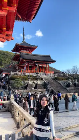 Một ngôi chùa mà người Việt thường chọn để đi lễ đầu năm nằm gần ga Kyoto. Chùa có nhiều góc đẹp để tha hồ chụp hình lưu giữ kỷ niệm và có chỗ để bốc quẻ đầu năm ở phía sau ngôi chùa. Vé vào sẽ mất khoảng 500 yên cho một người lớn. Lưu ý rằng vào dịp đầu năm, chùa sẽ rất đông người đến tham quan, cả người bản địa lẫn du khách nước ngoài, dễ dẫn đến tình trạng tắc nghẽn giao thông và chen chúc nhau.#清水寺 #京都　#お寺 #chùa #2025 