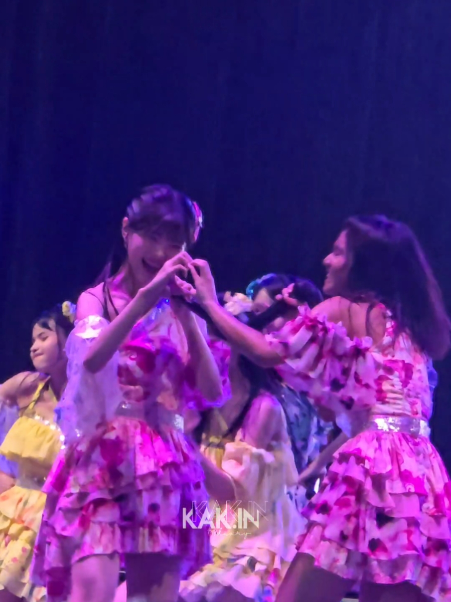 [FANCAM] Heavy Rotation - 2F  @fionyjkt48 Freya at GWK Bali Countdown 2025 #fionyjkt48 #freyajkt48 #jkt48 #jkt48newera #fyp 