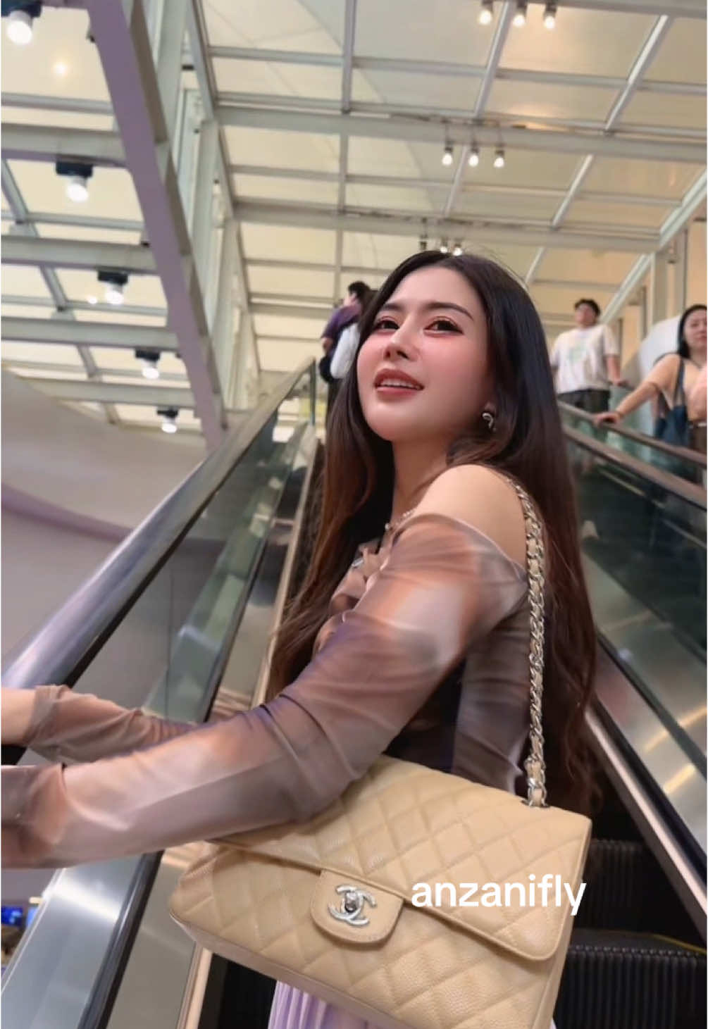 nge mall pake outfit cantik bebs 