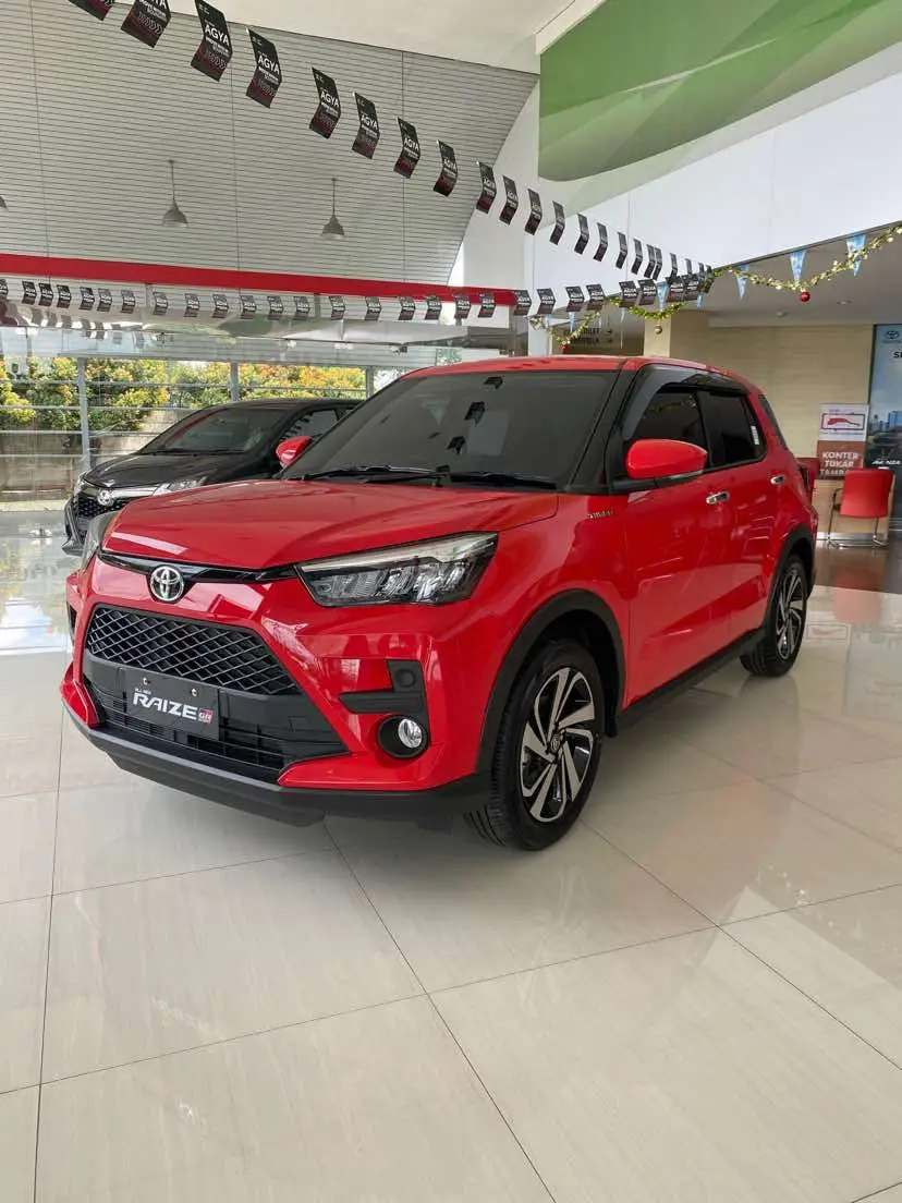 RAIZE 1.0 T G CVT RED Spesifikasi Raize 1.0 G CVT : ✔️LED Headlamp ✔️LED Rear Combination Lamp ✔️Black Roof/ Two-tone Color Option ✔️7 Speed CVT/5 Speed Manual ✔️Transmission ✔️17” Two-tone Alloy Wheel ✔️205/60R17 tyre zise ✔️Smart Entry Touch Mode & Smart ✔️Start Engine ✔️Alarm wit Immobilizer ✔️Chrome Door Hendle ✔️Turbo Emblem ✔️7 Inc TFT MID ✔️9 Inch Floating Touchscreen Head Unit ✔️Fabric Seats with Red Line ✔️Digital AC Panel ✔️Dual Airbag ✔️ABS+EBD ✔️Vehicle Stability Control ✔️Hill Start Assist ✔️Parking Camera ✔️Parking Sensor ✔️Seatbelt Warning For All Passenger ✅️DP START 10%* ✅️Free Service 4th/80.000km ✅️Free Astraworld Member 5th ✅️Bonus Aksesories* ✅️Free Kaca Film LLUMAR  ✅️CASH / CREDIT / COP / FLEET ✅️Trade in AlI Brand dengan harga tinggi ✅️Garansi Mesin 3th / 100.000 km INFO LANJUT: Instagram  @toyotabandung_idn  GURUH TOYOTA🙎‍♂️ 0895-6369-3143-6📲 0896-2652-2250📲 📍Toyota Auto 2000 Rancaekek #Toyota #Bandung #Cianjur #Garut #Tasikmalaya #Banjar #Sumedang #Majalengka #Pangalengan #Padalarang #Cileunyi #Cicalengka #Ciwidey #Cimindi #Rancaekek #Rancamanyar #Kopo #Raize2024 #ToyotaBandung #ToyotaTasik #ToyotaGarut #ToyotaJabar #Raize #ToyotaIndonesia #RaizeIndonesia #raizered #raizemerag #capcut 