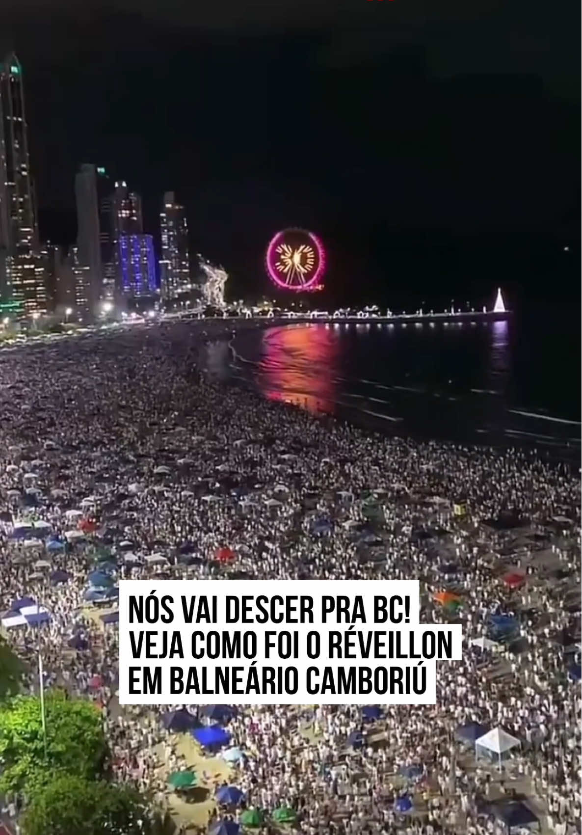 Muito falado no Brasil principalmente após a música Nós Vai Descer, que bombou nas últimas semanas, #BalneárioCamboriú (#SC) ficou lotado na noite dessa terça-feira (31/12) durante o #Réveillon. Um vídeo compartilhado nas redes sociais mostra como estava a orla da praia segundos antes da virada do ano. Com a faixa de areia entupida de gente, Balneário Camboriú — ou apenas #BC — teve show de fogos de artifício e muito agito. A cidade turística de Santa Catarina se tornou foco nas últimas semanas após internautas criticarem o estado da praia do local. No X, antigo do Twitter, uma 