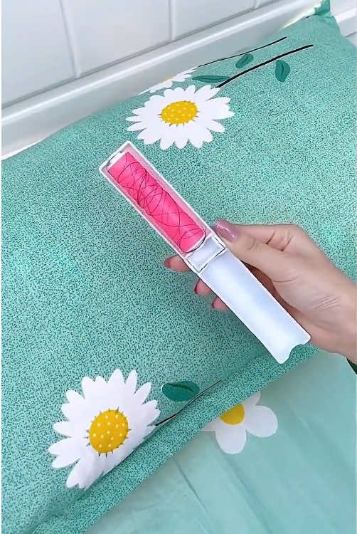 Mini foldable and washable hair gluer, easy to carry around! It can be used repeatedly after being washed with water. After washing, it has a very strong stickiness, which is easy to use and convenient #StickyHairDevice #EasyToCarry