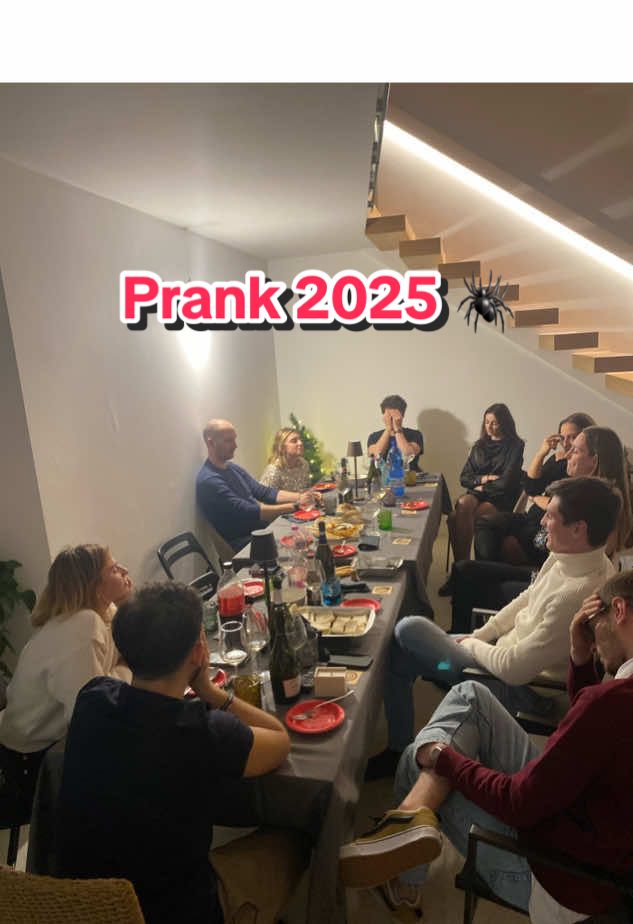 SCHERZETTO #prank #ragno #davedere #happynewyear #2025 #perte #fyp #trend #ragno #friends #viral @Asia.franco @Denise Ciganotto @Davide De Nardi