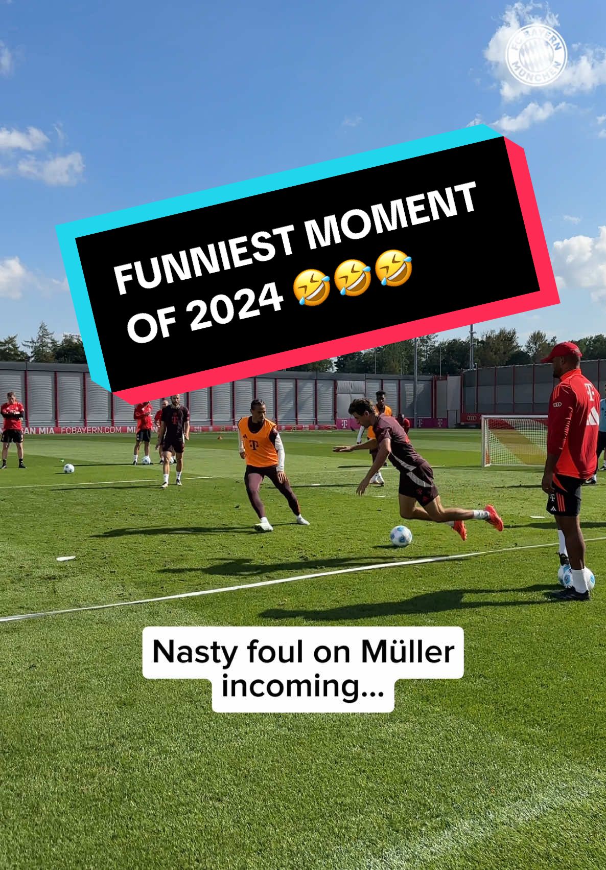 Who remembers this 𝒆𝒑𝒊𝒄 @Thomas Müller 𝒎𝒐𝒎𝒆𝒏𝒕? 😂😅 #FCBayern #MiaSanMia