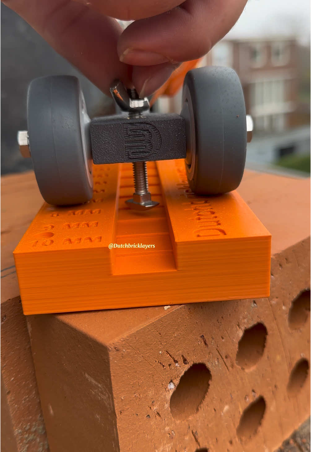 Before starting a new construction project in the Netherlands, a specific joint depth is often agreed upon. We set the joint pin of our joint roller to the desired depth, secure it, and then proceed with pointing the brickwork. Using our joint depth setter and joint roller ensures highly precise results. Soon available ✅ #brickwork #asmr #construction #masonry #architecture #metselen #debouwmaakthet #innovation