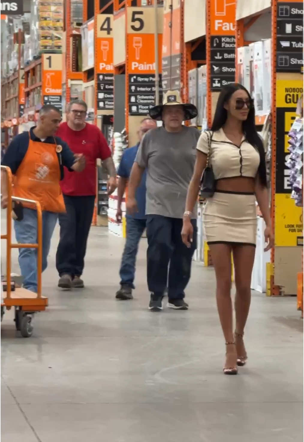 Always shopping in style #casual #fashion #homedepot #highheels #runningerrands #outfitoftheday #daytimearttire #highheelslover 