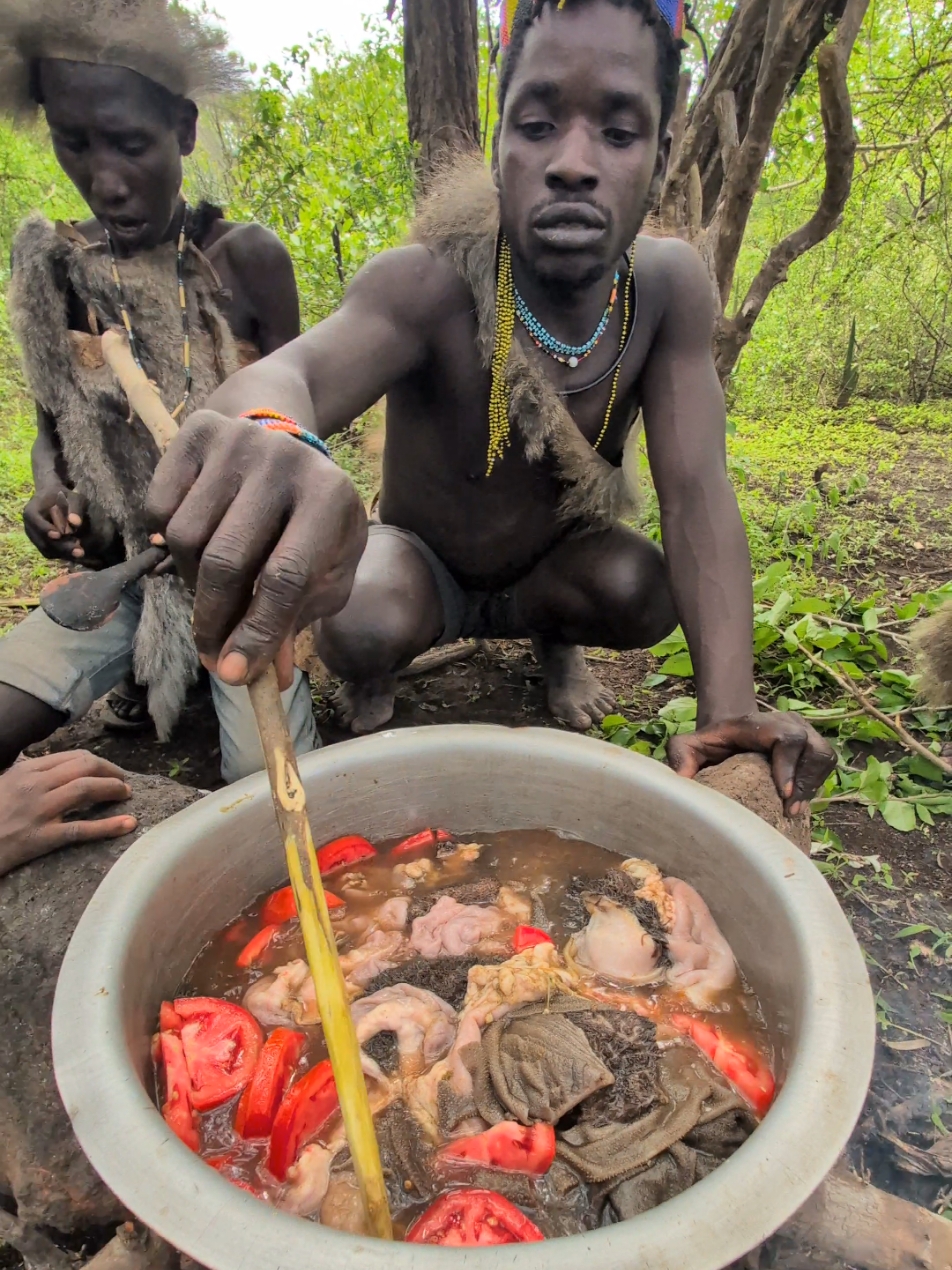 It's delicious 😋🔥 Cookie's breakfast🤤‼️hadza tribe enjoying eating their food#Culture #wildlife #traditional 