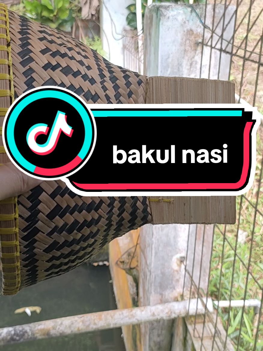 Bakul Nasi Anyaman Bambu adalah wadah tradisional berbahan bambu berkualitas yang menjaga nasi tetap hangat, segar, dan harum alami. Ramah lingkungan, tahan lama, dan cocok untuk keperluan rumah tangga atau acara spesial. Pilihan sempurna untuk rasa autentik setiap hari! #bakulnasi #bakulbambu #bakulanyaman #rasaautentik #TradisiAlami  #NasiHangat  #RamahLingkungan  #ProdukTradisional  #AnyamanBambu  #PilihanSehariHari  #KualitasTerjamin  #CintaProdukLokal 