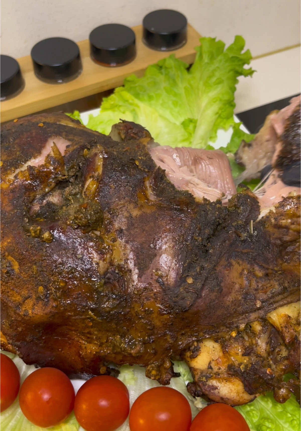 La recette du gigot d’agneau fondant, un délice pour finir l’année en beauté 😍❤️ Mon dernier plat de 2024, et comment vous dire… c’était une explosion de saveurs avec ce goût incroyable du roof Ohhhh 😋😋🥹 Voici la recette complète : Pour la recette du roof : - Ail - Poivre - Persil - Menthe - Piment - Gingembre - Sel - Paprika Faites des entailles dans le gigot pour y insérer le roof et ajoutez des morceaux d’ail comme dans la vidéo. La marinade parfaite du gigot: - Ail - Poivre - Poivrons - Piment long rouge ou vert - Oignons verts - Paprika - Beurre - Gingembre Enrobez bien le gigot de cette marinade, emballez-le dans du papier cuisson puis dans de l’aluminium. Pour la La cuisson : Une première cuisson de 180°C pendant 5 heures puis une deuxième cuisson, retirez l’emballage (alu + papier cuisson) et remettez au four à 180°C pendant 1 heure pour un joli doré😍😍😍 Accompagnez votre gigot avec une salade, des haricots sautés, des carottes sautées ou un gratin de pommes de terre… selon vos envies🤩 Et voilà, un plat digne de vos tables de fête 😍 Donnez-moi vos avis en commentaire 🥰 #gigot #recettefacile #recetterapide #pourtoi #cuisine #cuisinerapide