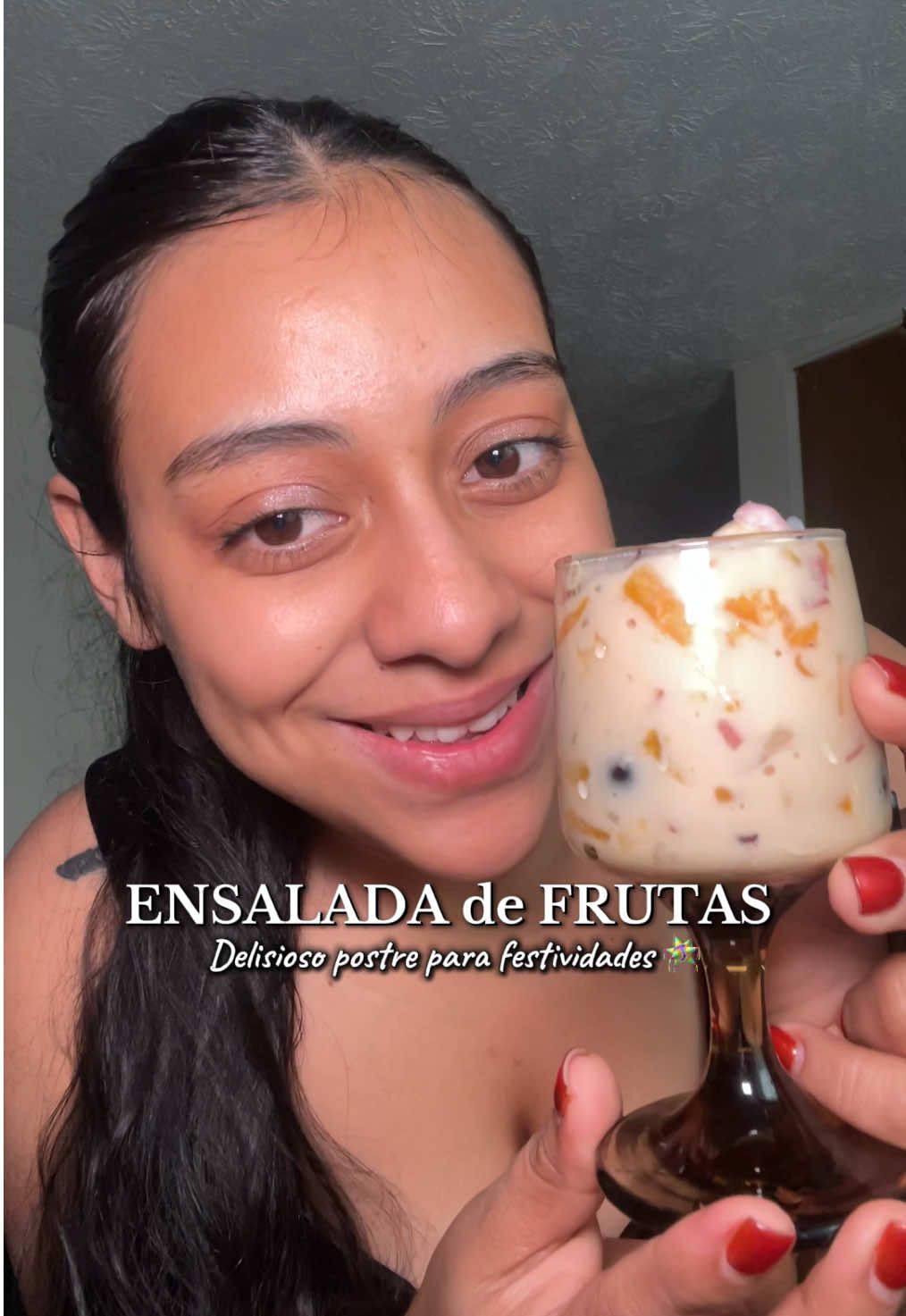 Ensalada de frutas para festividades que queda Delisioso👅 Ingredientes : 6 Manzanas 1 Bolsa de uvas 1 Cajita de fresas 1 Lata de mango (o 2 mangos picados) 1 Lata de duraznos (o 4 duraznos picados) 1 Lata de mix de frutas 1 Lata de peras ( 3 peras picadas) 1 Lata de leche evaporada 2 Latas de leche condensada #Recipe #postre #postres #dessert #newyear #newyearrecipes #recipes #recipenewyear #newyearseve #ensaladadefrutas #frutas 