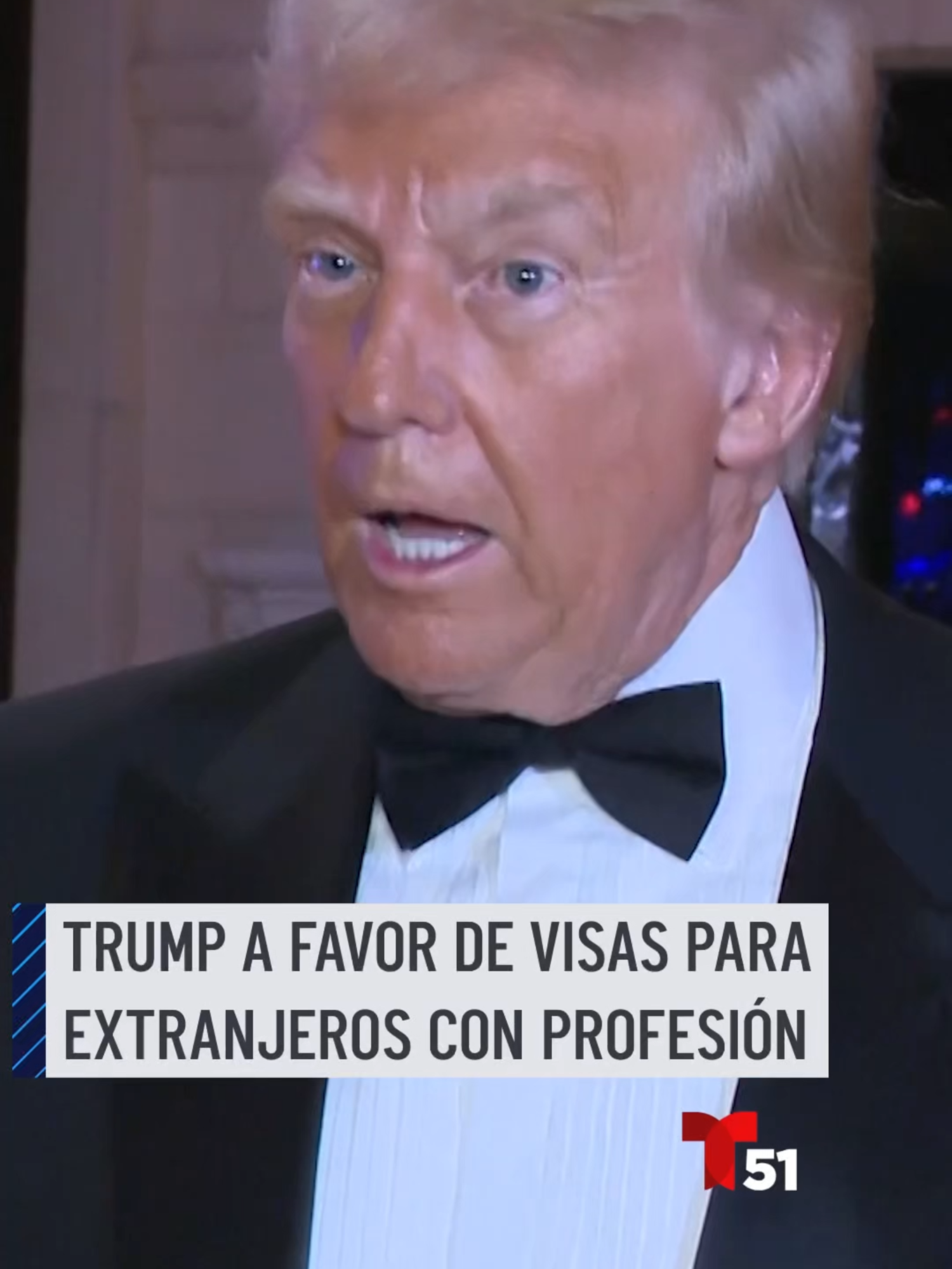 El presidente electo Donald Trump se expresó a favor de la visa H-1B que permite emplear a extranjeros con trabajos especializados. “Necesitamos que venga gente inteligente a nuestro país”, dijo Trump durante un evento de Año Nuevo en su club Mar-a-Lago en Palm Beach, Florida, donde estuvo acompañado de su esposa, Melania. #trump #donaldtrump #florida #h1b