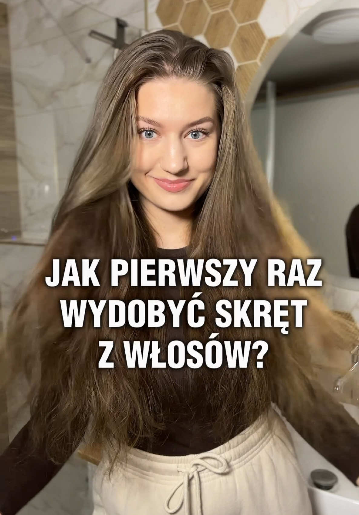 Jak pierwszy raz wydobyć skręt z włosów? Krok po kroku ✨ PIELĘGNACJA: •mycie włosów-szampon najlepiej dopasować do swojej skóry głowy, ważne, aby dobrze oczyścił skórę głowę i włosy i ich nie obciążył •odżywka-polecam wybrać proteinową, która pomoże podbić skręt i nadać włosom objętości lub PEH  _________________ STYLIZACJA: •aktywator skrętu lub dowolna odżywka bez spłukiwania-ja polecam Cantu aktywator lub aktywator Cantu, można użyć tej zwykłej odżywki bez spłukiwania np. emolientowa morela  •żel do stylizacji-polecam żel mawawoC żel Good LOKing Anwen lub żel hairmoji Hairytalecosmetics  •suszenie-najlepiej suszyć włosy suszarka z dyfuzorem, u mnie super sprawdza się dyfuzor GAMA, ale przy włosach krótkich lepiej sprawdzi się mniejszy dyfuzor _________________________ ODGNIECENIE SUCHARKÓW: Po wysuszeniu włosów, przy wcześniejszym zastosowaniu mocnego żelu, powstają sucharki, czyli zaschnięty żel na włosach. Wystarczy odgnieść dłońmi z niewielką ilością serum silikonowego. •serum silikonowe-polecam serum Sendo, serum Onlybio lub Isana fioletowe #wlosy #włosy #świadomapielęgnacja #wydobycieskrętu #metamorfoza #kreconewlosy #loczki #loki #kreconewlosy #stylizacjawłosów #kręconewłosy #włosing #pieknewlosy #włosomaniaczka #swiadomapielegnacja 