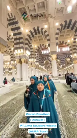 Mukena hijau berpadu indah dengan latar Qubah hijau, memberikan kesan harmoni dan ketenangan  #raudhah #madinah #auratravel #auraumroh #umrohmurah #umrohberkualitas 