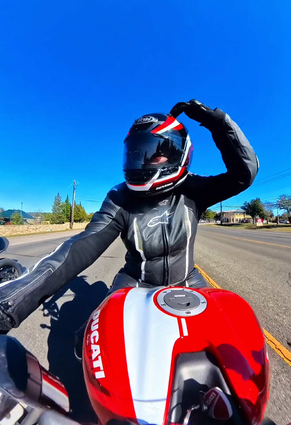 Hand signals … Anti-cardo ;) #yolo #bikergirlsoftiktok #bikergirl #grateful #ducati #bikersoftiktok #bikers #dirtbikelife 