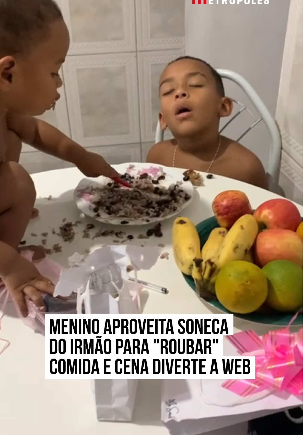 🤣 Um garotinho para lá de #fofo decidiu aproveitar que o irmão mais velho estava dormindo durante uma refeição para 