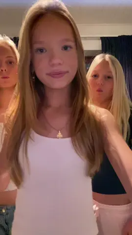 🪭🪭🪭@Augusta @Isabellabernardi00 #fordig #fyp #skandinavia #dance #viral #makemefamous #dancing 