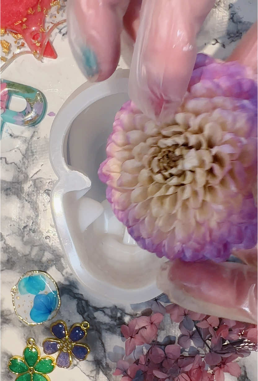 Happy New Year 🎉 Let’s start as we mean to go on hey?! 💀🌸 #resinabout #happynewyear #dahlia #hydrangeas #skullart #darkdecor  Resin @jdiction_officials 